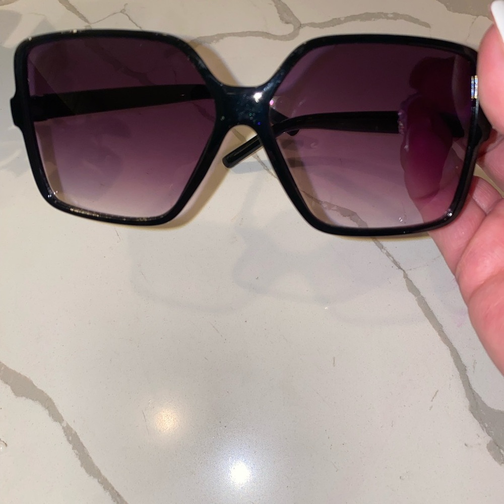 Chic Black Sunglasses ♥️